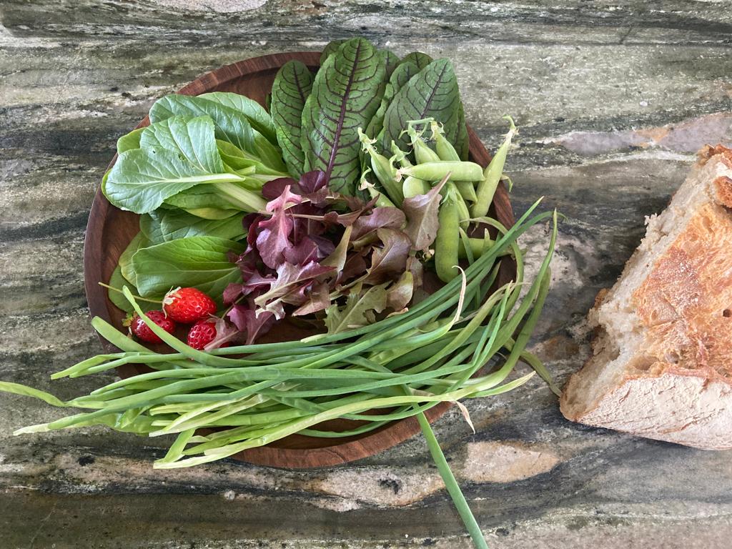 Assiette-en-noyer-recouverte-de-legumes.